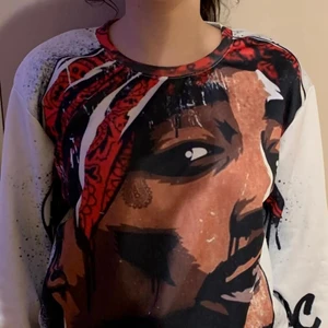 Tupac långarmad tröja - Plagget har Tupac på båda sidorna, den är storlek L men inte jätte stor i storleken