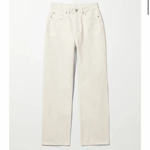 jeans - ljusa jeans från weekday. stl 26/30. säljer på grund av att de är för stora😊  använda ett fåtal gånger, som nya. nypris 500kr, jag säljer för 200kr inkl frakt. Kontakta för fler bilder