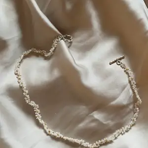 Ett handgjort pärl halsband med små blommor! Stilrent, simpelt snyggt! Använder det hela tiden till vardags!! Vill ni se mer smycken kolla min Instagram, ez.jewelryz