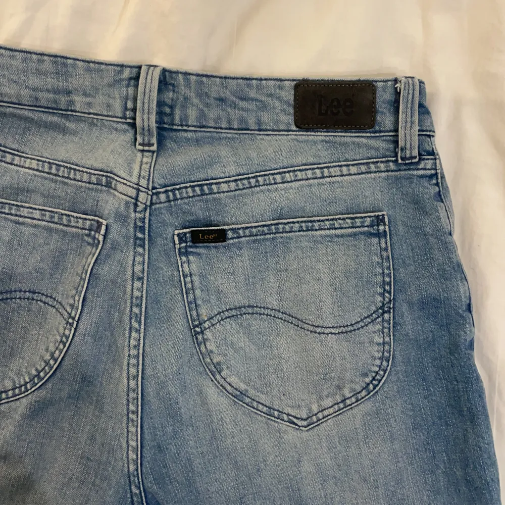 Säljer dessa snygga Lee jeans då de inte kommer till användning särskilt mycket. Använda endast ett fåtal gånger och är så gott som nya. Står inte tyvärr inte på lappen vilken storlek det är men passar mig som har 34/36 i byxor. Inköpta för 899 kr 💞 Säljer de för 300kr exkl. frakt. Jeans & Byxor.