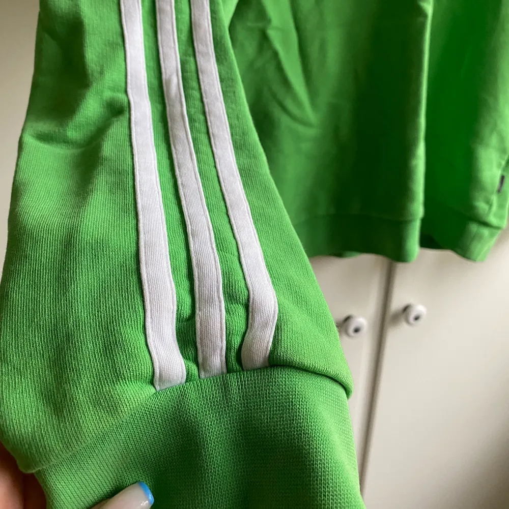 Adidas sweatshirt i en härlig grön färg! Tröjan är i storlek M och i mycket bra skick. Skriv för fler bilder💕🤛. Tröjor & Koftor.