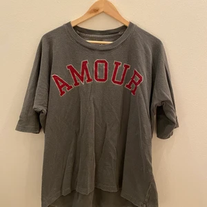 Zadig t-shirt  - En stor t-shirt i grå med rött och silvrigt tryck på från Zadig Voltaire. Sparsamt använd. Säljer på grund av inte min stil längre❣️