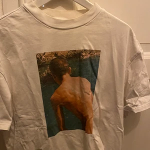 T-shirt från weekday - Jättesnygg tröja från weekday med ett coolt tryck på framsidan