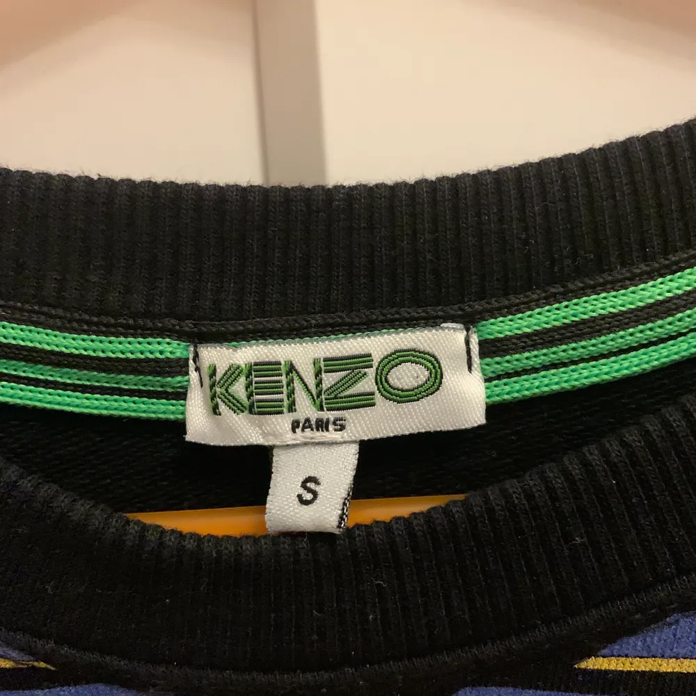 Säljer min fina kenzo tröja som är för liten på mig! Köptes i Milan så dne är 100% äkta. Har tyvärr inget kvitto! Köparen står för frakten🥰. Tröjor & Koftor.