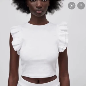 Zara volang tröja - Säljer min as trendiga volang tröja från zara som dessutom är slutsåld🌟 pris kan diskuteras vid en snabb affär💞 vet inte vad frakten kommer bli än🌟