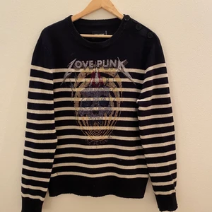 Zadig tröja  - En Zadig Voltaire stickad tröja med ränder i marinblått och vitt. Även glitter studs i olika färger på magen och knappar på ena axeln. Den är sparsamt använd och i fint skick. Säljer på grund av inte min stil längre🧡