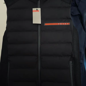 PRADA - Oanvänd PRADA väst.