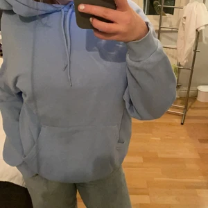 Ljusblå hoodie från Monki - Hoodie från Monki, haft ett tag men är i fint skick. Storlek S men skulle säga passa allt från XXS-L