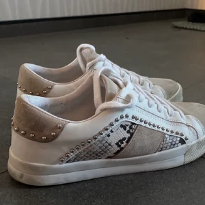Zara sneakers - Säljer ett par skitsnygga sneakers från Zara som jag köpte här på plick men tyvärr är dem för stora! Jag är normalt 37,5/38 och dessa är 38 men jag anser att dem är större i storleken!💗(lånade bilder från förra säljaren)