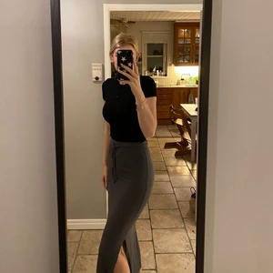 Grå kjol - Säljer denna sköna kjol i storlek S då den tyvärr inte kommer till användning. Köparen står för frakten. 