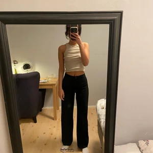 Kostymbyxor  - Helt nya kostymbyxor med vida ben i nyskick, jag är 175 och dom går hela vägen ner.  De är köpta för 350kr