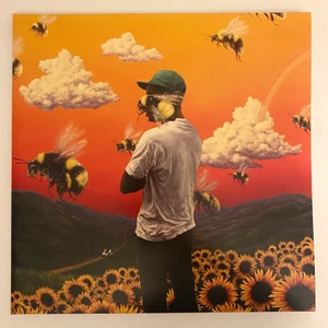 Flowerboy - Tyler, The Creator Vinyl - Flowerboy i vinylform 🤩 Skivorna har spelats väldigt få gånger och är i gott skick! Det följer med en poster som är ca 56x56 cm. På bilden visas bara den ena sidan men skriv om du vill ha bild på den andra sidan också😌 Postern har små fläckar på hörnen av häftmassa för att jag har haft den på väggen men det är inget som stör! Jag svarar snabbt, tveka inte att höra av dig :)
