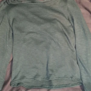 Hm - Jätte fin grön tunn lite genomskinlig tröja. Aldrig använd pga att der inte e min stil. 💞