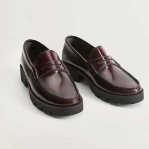 Loafers MANGO 36 - Loafers i burgundy. Storlek 36, från MANGO. mycket gott skick, inget slitage
