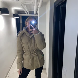 Beige vinterjacka från NAKD - Säljer min fina vinterjacka i storlek 36 som endast är använd ett fåtalet gånger förra vintern. Fint skick och säljes nytvättad. Den är varm och har en jättemysig stor luva. Nypris 700-800 (vet ej exakt då den ej säljs längre) och säljer för 400 eller högsta bud från 400. 🤗