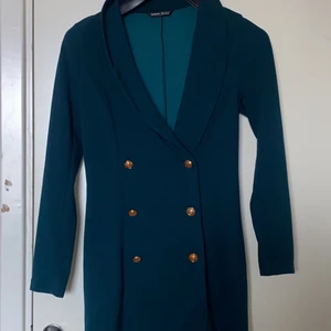 Klänning från shein - Säljer min fina klänning då den inte kommer till användning eftersom den är liten på mig. Storlek 34. Den är grön egentligen. Tar endast emot swish. 