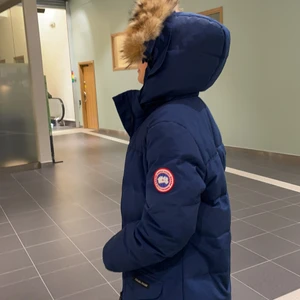 Blå canada goose jacka - En canada goose jacka blå S/P