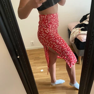 Superfin kjol - Superfin kjol, formar figuren, slits på sidan. Aldrig använd.