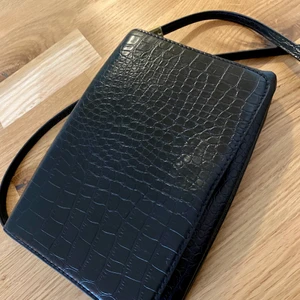 Väska HM - Svart axelremsväska i skinnimitation från HM