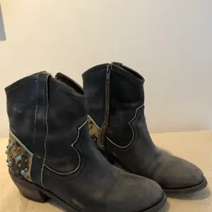 svarta boots med turkos nitar