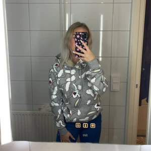 Hoodie  - Köpt på herravdelningen på hm i storlek xs. Det är en av det skönaste plaggen jag äger