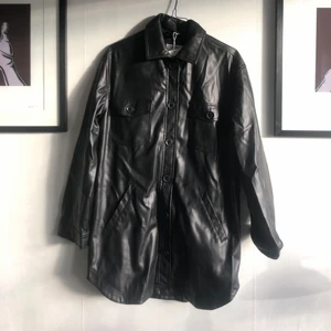 Jacka i skinnimitation  - Säljer en jacka / skjorta i skinnimitation från Bershka i storlek Small! Skick: oanvänd, helt ny med lapp kvar! Material: 100% polyester 