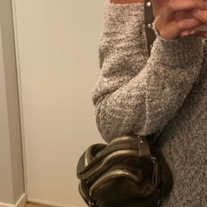 Gina väska olive green  - Säljer dena slutsålda olive green Gina väska köpt för något år sen. Säljer för 100 men pris kan diskuteras. Köparen står för frakt kan, mötas upp i Stockholm 