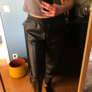 Fejk läderbyxor  - Svarta fejkläder byxor från Carin Wester i storlek 38, som är näst intill oanvända. Säljer för de är korta på mig i min smak, ( är 175 cm)