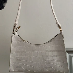 SHEIN väska - Små skador inuti då jag har haft den ett tag men inga större skador!