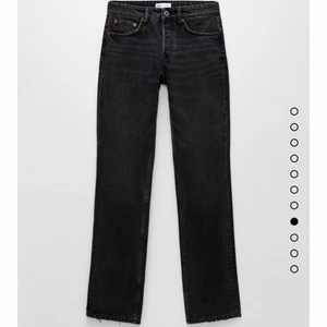 Mid Rise jeans zara - Säljer dessa populära svarta mid rise jeans från zara i storlek 36✨de är i mycket bra skick!🥰 dock är jeansen lite mer svarta än på bilden, de har liksom inga slitningar då jag har den gamla svarta färgen(mer kolsvart), men jätttesnygga ändå!💞 budgivning börjar på 150 kr! Vet inte riktigt exakt vad frakten blir än men köparen betalar frakt🥰 Säljer även likadana fast blåa en annan annons!