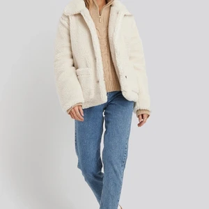 Nakd teddyjacka storlek 34 - Säljer denna superfina Teddy jackan. Använd ett få tal gånger och är i nyskick. Köpt för 879kr, slutsåld i denna storlek (34), skulle säga att jackan passar mellan storlekarna 34-38. Skriv privat om du är intresserad.