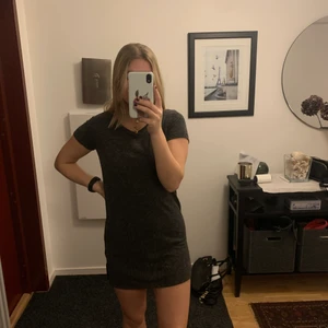 T-shorts klänning  - Snygg t-shirt klänning från h&m i strl S. Bra skick. Köparen står för frakt. 