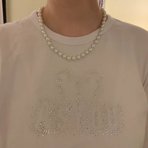 Topp med strass - Lätt croppad topp med strass i strl 40 (normalt har jag strl 38). Aldrig använd, endast testad. Älskar denna, men den kommer inte till användning och därför säljer jag den. Fraktkostnad tillkommer.