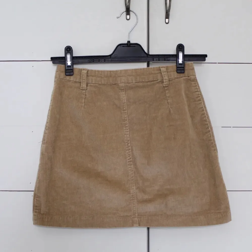 Superfin brun manchester kjol perfekt till hösten och för dig som älskar brunt 😍 Säljer för de kommer tyvärr inte kommer till användning. Sitter snyggt runt rumpan och sluter perfekt runt midjan. . Kjolar.