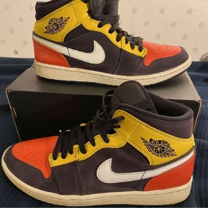 Jordan 1 amarillo  - Ett par Jordan 1 amarillo i storlek 43/44. Jag är öppen för byten. Börja buda från 450 kontakta mig😊kostar runt 1600 nya