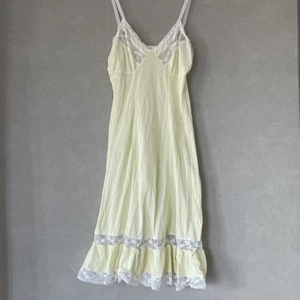 Nattlinne - Superfint ljusgult nattlinne med spetsdetaljer. Uppskattad storlek XS/S 💖 Om köparen vill att plagget ska fraktas står denne för kostnaden, annars möts vi upp! 