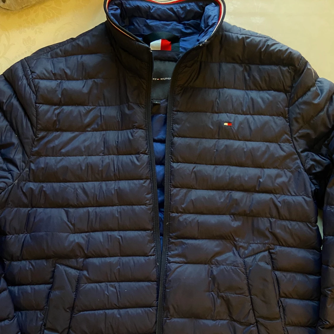 Tunn Tommy Hilfiger mörkblå jacka  - 90