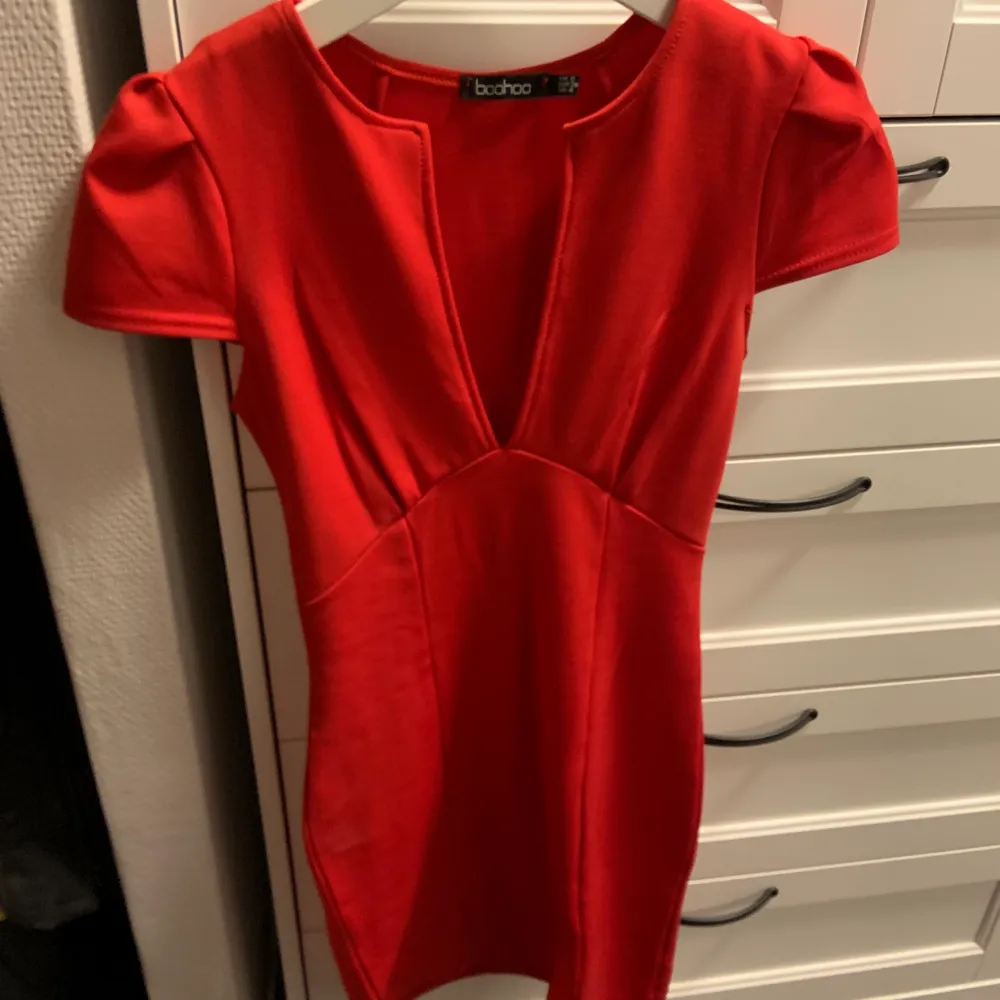 Snygg figuranpassad röd klänning storlek S, använd fåtal gånger :). Klänningar.