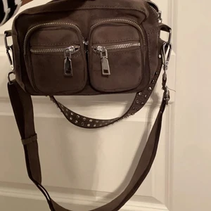 Väska vill bli av med den - En väska från noella jättefin brunfärgad-Ish💋😘Börja på 40 bäst bud