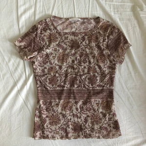 Y2k mesh tröja - jättefin mönstrad tröja i mesh med extra tyg fram. Tight fit. Ger mig lite 2000 tals vibbar. Det står ingen storlek men skulle säga xs-sFraktinfo står nedan. Ni kan skriva till mig för bild på❤️