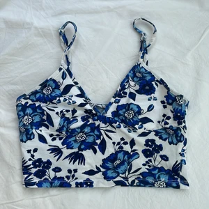 Blommig topp - Topp från H&M i strl XS, fint skick! 🦋 Kan fraktas i brev för 27 kr eller i spårbart paket för 51 kr 💐