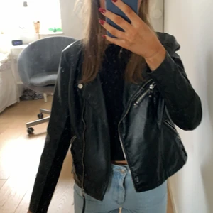 Skinnjacka - Skitsnygg svart skinnjacka från Vero Moda! 