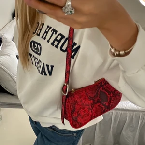 Axelväska ormskinn!  - Säljer min jättefina axelväska! Köpt via Zalando och är i väldigt bra skick❤️ perfekt rymlig till vardags när man inte vill ha en så stor väska! (Har även ett litet fack) Finns ej längre att köpa online vad jag vet! Skriv om ni har frågor/funderingar❤️