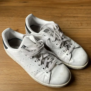 Stan Smith stl39 - Lite slitna därav billiga priset. Skickar med PostNord, spårbart. 