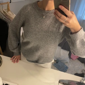 Stickad tröja  - Från Nelly. Bara testad som ny! Storlek M lite oversized. Nypris 399kr