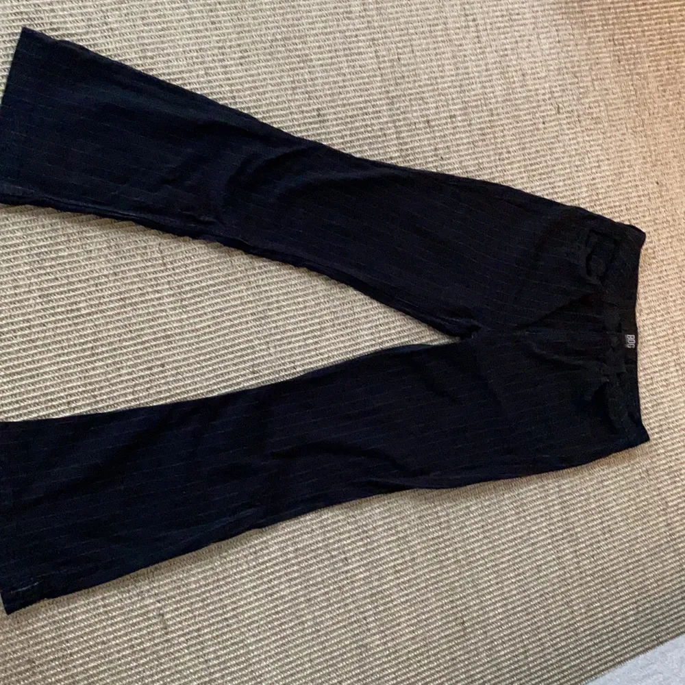 Säljer dessa asballa randiga jeans från Urban Outfitters. De är knappt använda så de är som nya💘De är ungefär ”navelhöjds-höga” och har en liten bootcut💖💖💖💖De är strl W30 L30. Jeans & Byxor.