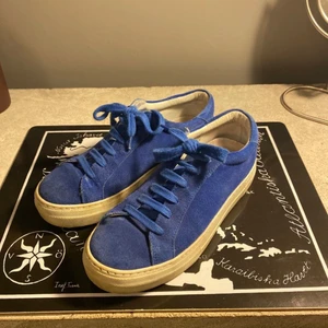 J. LINDEBERG mocka sneakers storlek 36 - Sneakers i mocka från J. Lindeberg i storlek 36. I fint skick.