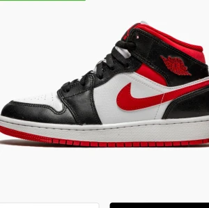 Jordan 1 mid - Säljer mina 2 månaders gamla jordan 1. Säljer dessa pågrund utav dem inte kommer till någon användning. Köpta på restock. Använda runt 3-4 gånger dock så ser dem helt nya ut! Priset kan diskuteras. Skriv privat för fler bilder. 
