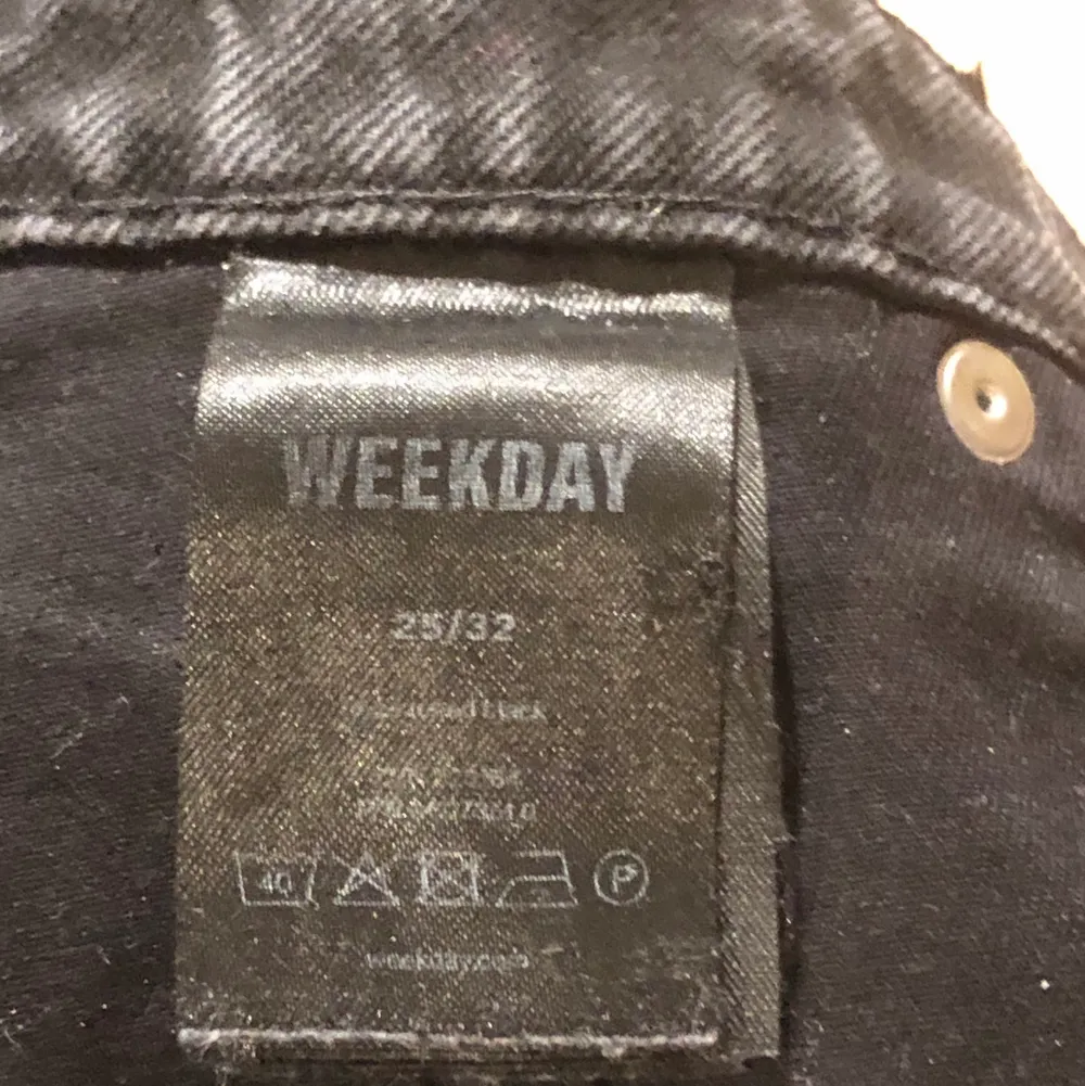 Ett par skitsnygga ace jeans från Weekday som har blivit för små för mig🥴💃 . Jeans & Byxor.