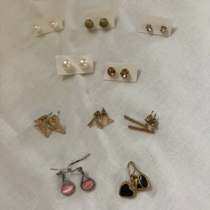 Örhängen - Rensat ut massa örhängen. Alla är helt oanvända förutom de på raden längst ner (bild 1). 10-25kr st+frakt. Vill du veta om något speciellt par skriv privat.💛